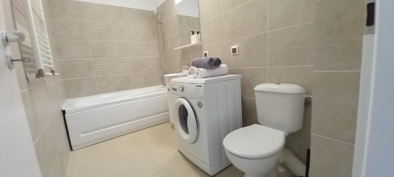 Preciziei 1Br Luxury Apartment With Fast Wifi, Self Check In And Parking Bucarest Esterno foto